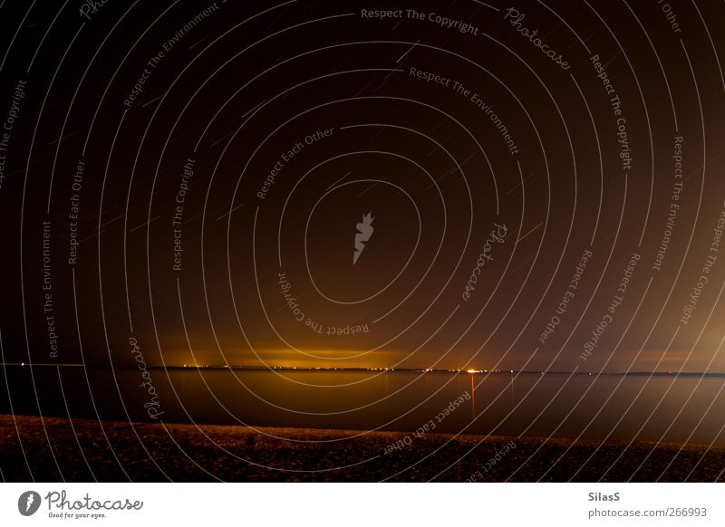 Ostsee II Sand Wasser Himmel Nachthimmel Küste Stern Stadt blau braun gelb gold rot schwarz Farbfoto Außenaufnahme Menschenleer Licht Langzeitbelichtung