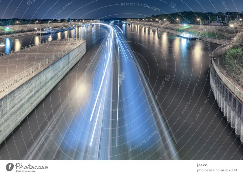 Schiffsverkehr Wasser Nachthimmel Horizont Hafen Mauer Wand Binnenschifffahrt fahren hell kalt blau mehrfarbig gelb grün schwarz weiß Bewegung Zeit Leuchtspur