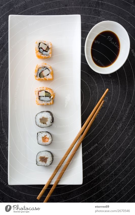 Sushi-Sortiment und Sojasauce Lebensmittel Gesunde Ernährung Foodfotografie Japanisch Reis Fisch Lachs Meeresfrüchte Brötchen Mahlzeit machen Feinschmecker