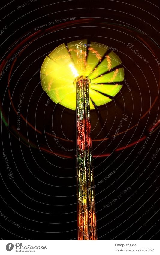 Rummelrad Nachtleben Jahrmarkt Maschine Stahl gelb rot Farbfoto Außenaufnahme Kunstlicht Licht Froschperspektive Blick nach vorn