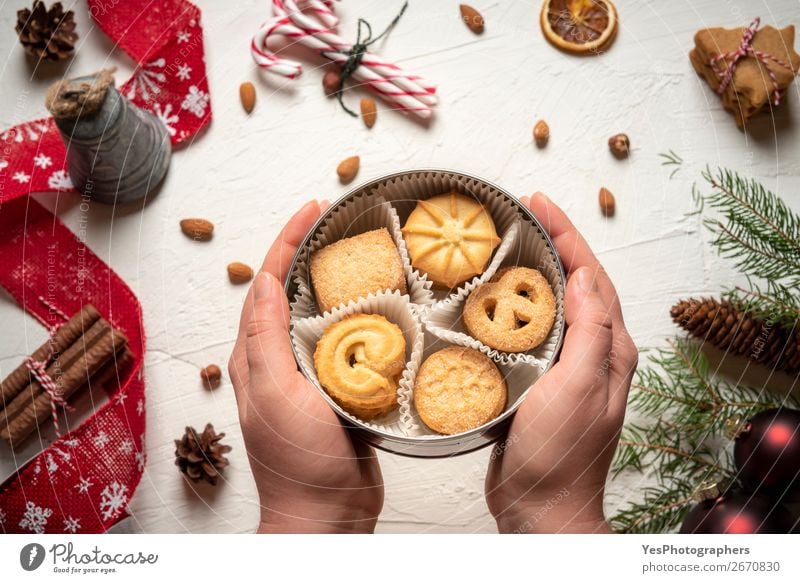 Frau mit Keksdose über dem weihnachtlichen Tisch Dessert Süßwaren Winter Dekoration & Verzierung Feste & Feiern Weihnachten & Advent Silvester u. Neujahr lecker