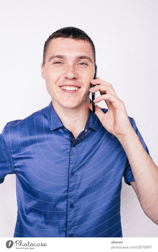 junger Mann, der emotional am Telefon spricht. Lifestyle kaufen Stil Wellness Freizeit & Hobby Spielen Geburtstag Kindererziehung Bildung