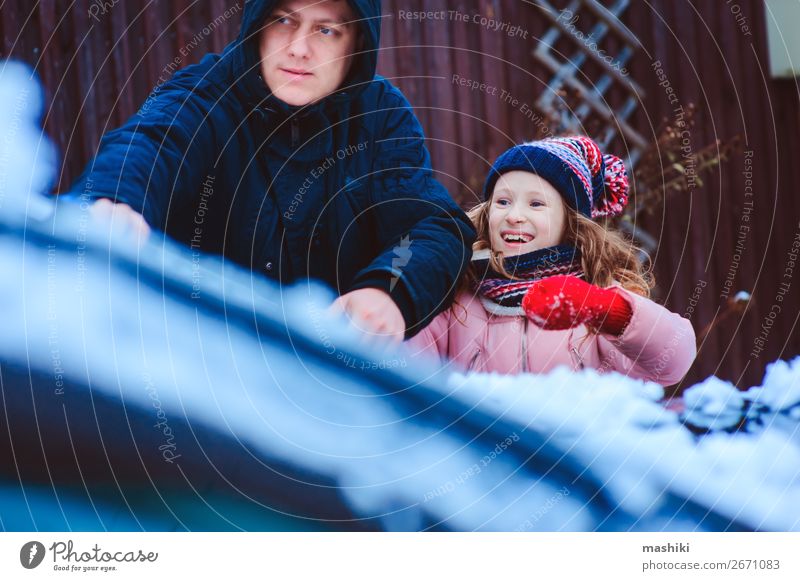 Kind Mädchen Reinigung Auto aus Schnee mit Papa Winter Werkzeug Vater Erwachsene Familie & Verwandtschaft Wetter Schneefall Verkehr Straße Fahrzeug PKW