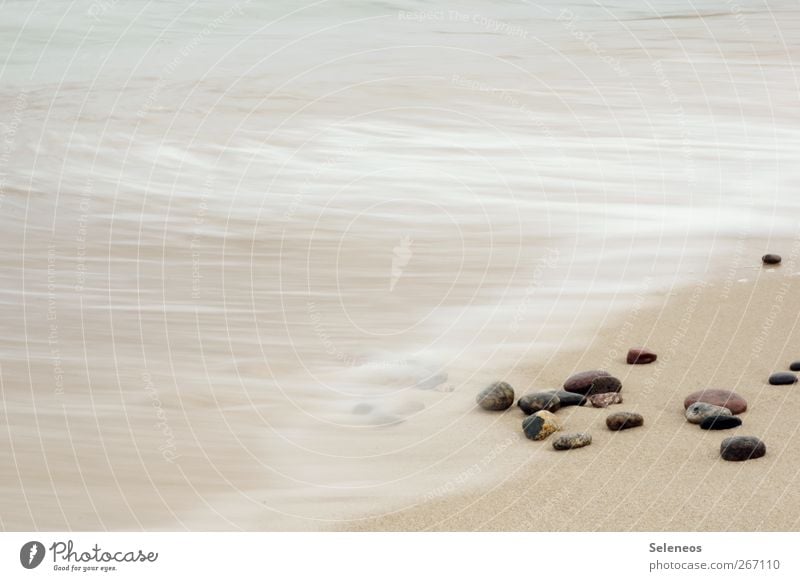 baden gehen Wellness Erholung ruhig Meditation Sommer Strand Meer Insel Wellen Umwelt Natur Landschaft Wasser Küste Stein nass Fernweh Bewegung Kieselstrand