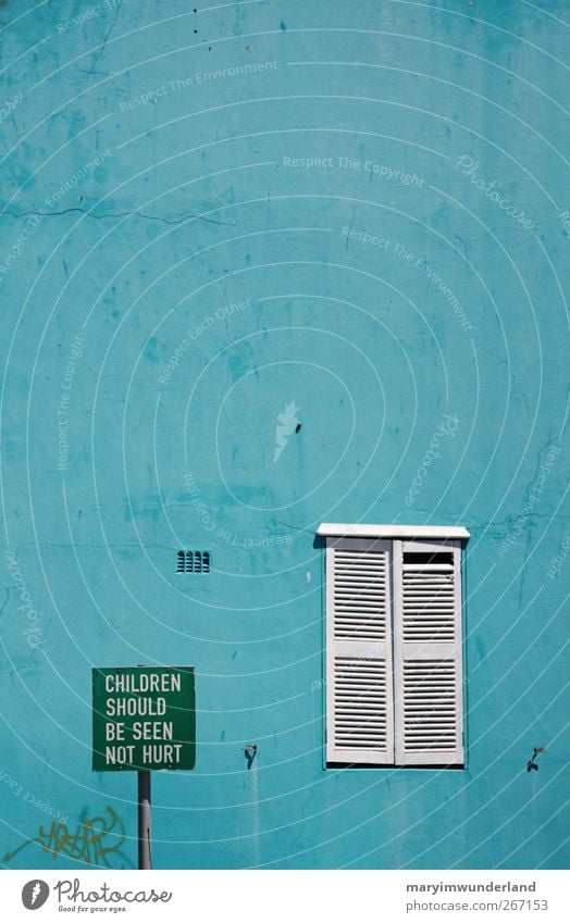 aha! Kleinstadt Haus Mauer Wand Fassade Fenster verrückt blau grün Schilder & Markierungen Fensterladen graphisch türkis verletzen Respekt Kontrolle Warnschild