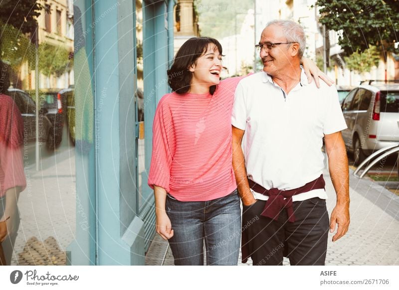 Komplizenschaft zwischen Vater und Tochter Freude Glück schön Frau Erwachsene Mann Eltern Familie & Verwandtschaft Straße Brille Lächeln lachen Liebe