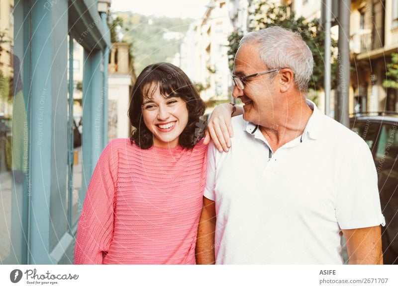 Sie ist der Apfel von dad´s Auge Freude Glück schön Frau Erwachsene Mann Eltern Vater Familie & Verwandtschaft Straße Brille Lächeln lachen Liebe Fröhlichkeit