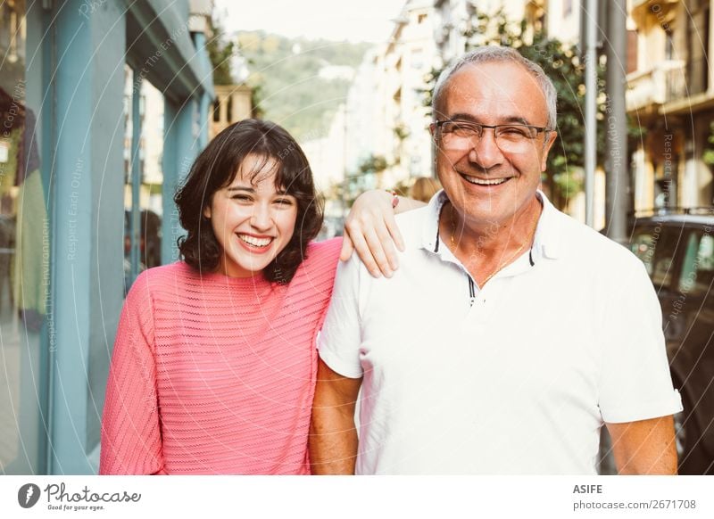 Vater und Tochter lachen gemeinsam Freude Glück schön Frau Erwachsene Mann Eltern Familie & Verwandtschaft Straße Brille Lächeln Liebe Fröhlichkeit Zusammensein