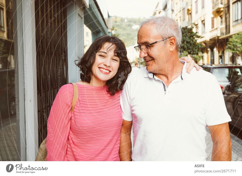 Sie ist stolz auf ihren Vater. Freude Glück schön Frau Erwachsene Mann Eltern Familie & Verwandtschaft Straße Brille Lächeln lachen Liebe Fröhlichkeit