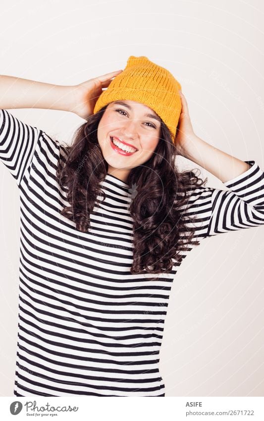 Fröhliches Herbst- oder Wintermädchen mit Wollmütze Glück schön Frau Erwachsene Kleid brünett Lächeln Fröhlichkeit lustig gelb schwarz weiß Mädchen