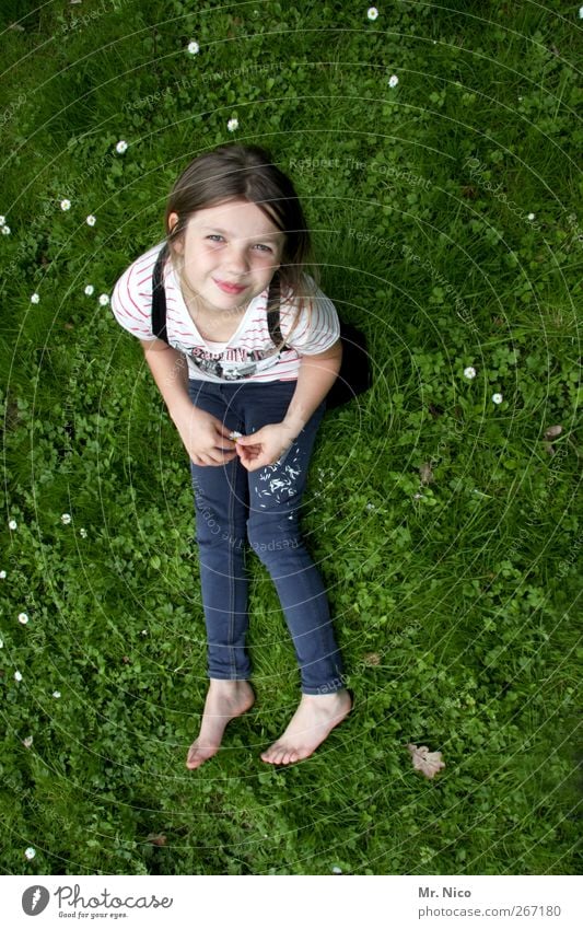 endlich *10* Sommer feminin Mädchen Kindheit 8-13 Jahre Natur Frühling Pflanze Gras Garten Wiese beobachten natürlich Glück Zufriedenheit Frühlingsgefühle