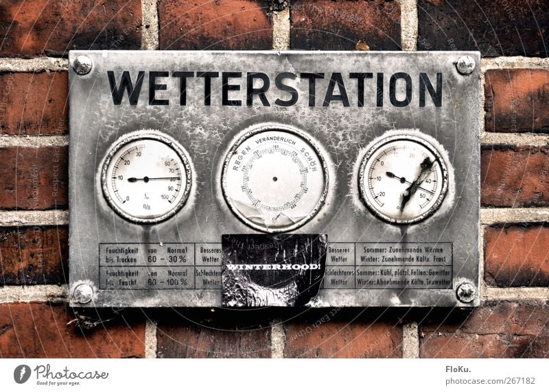 Wetterstation Messinstrument Thermometer Barometer Klima Klimawandel Metall Backstein alt kaputt retro trist grau rot silber messen Rost verfallen Messanzeige