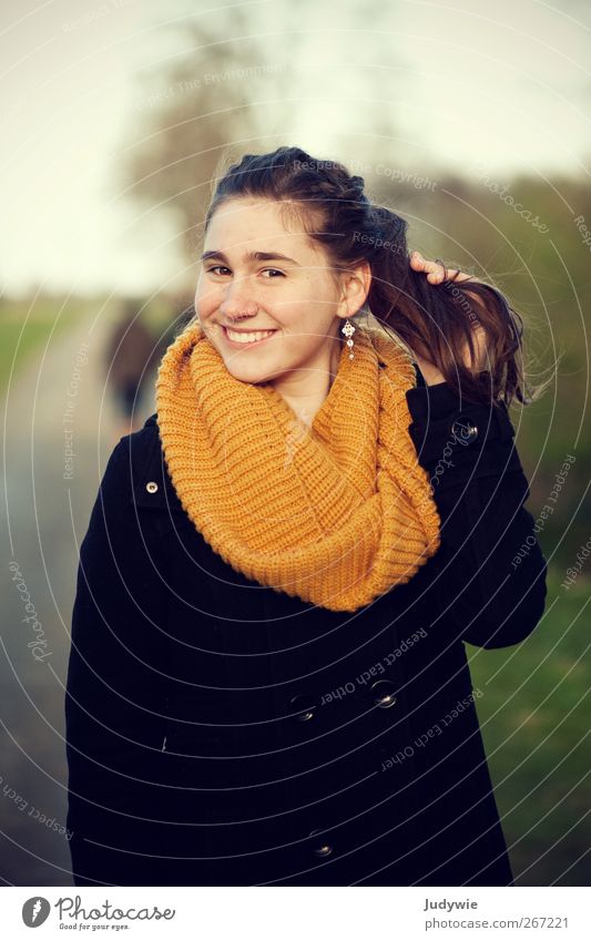 Sonnig Freude Glück schön Leben harmonisch Mensch feminin Junge Frau Jugendliche Umwelt Natur Frühling Herbst Feld Mode Bekleidung Mantel Schal Ohrringe