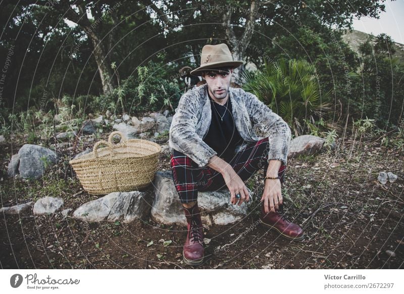 Ein junger Mann, der im Wald steht. Lifestyle kaufen Reichtum elegant Stil Design exotisch Freude Mensch maskulin androgyn Homosexualität Junger Mann