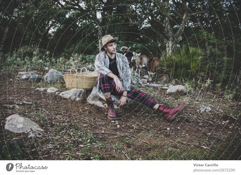 Ein junger Mann, der im Wald steht. Lifestyle Reichtum elegant Stil Mensch maskulin androgyn Junger Mann Jugendliche Erwachsene 1 18-30 Jahre Natur Landschaft