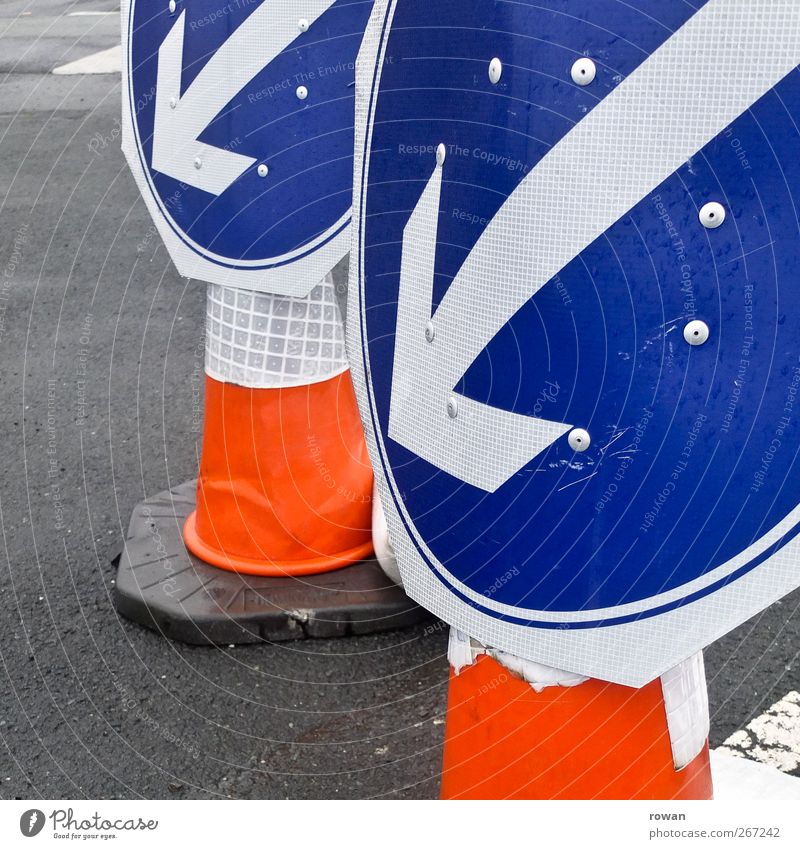 links lang Verkehr Verkehrswege Straßenverkehr Autofahren Verkehrsstau Verkehrsunfall Fahrzeug PKW Zeichen Schilder & Markierungen Hinweisschild Warnschild