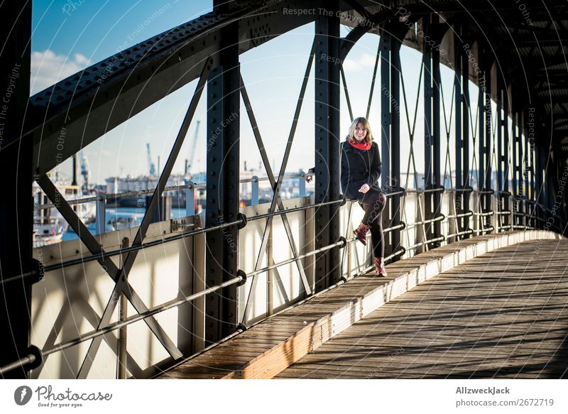 junge Frau in Hamburg an den Landungsbrücken Deutschland Stadt Tag Wolken Schönes Wetter Hafen Städtereise Sightseeing 1 Mensch Junge Frau feminin sitzen warten