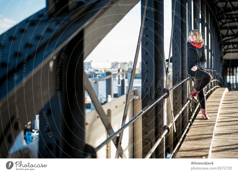 junge Frau in Hamburg an den Landungsbrücken Deutschland Stadt Tag Wolken Schönes Wetter Hafen Städtereise Sightseeing 1 Mensch Junge Frau feminin sitzen warten