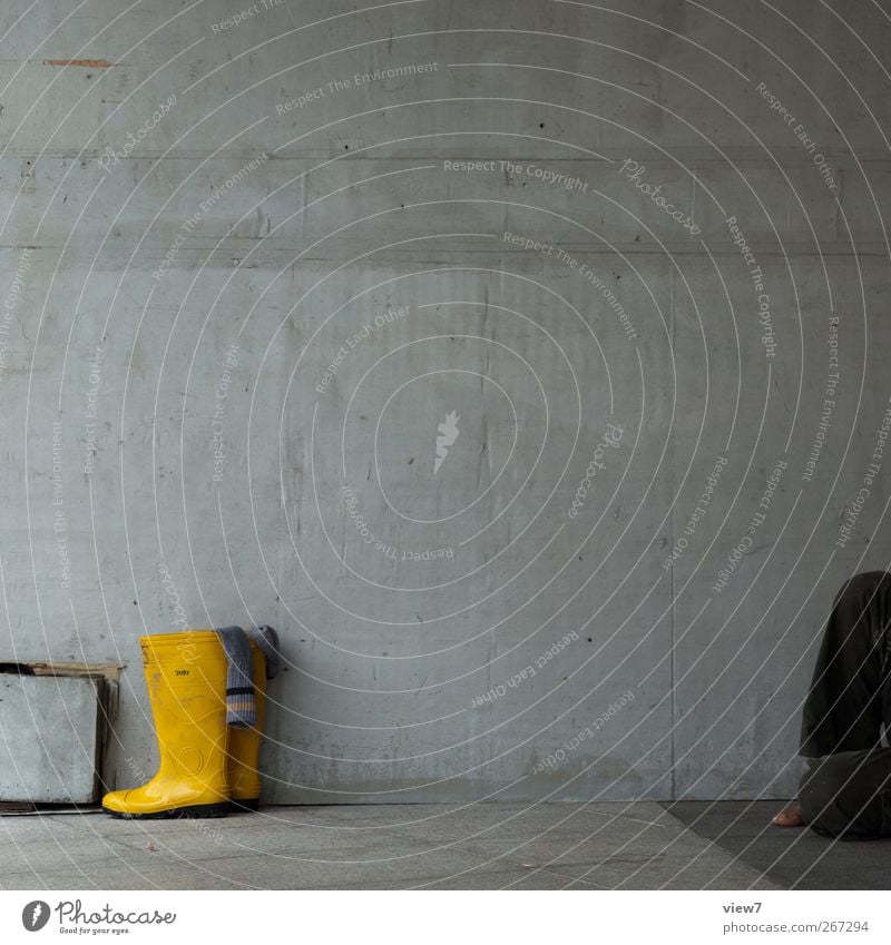 Feierabend Handwerker Baustelle Haus Bauwerk Gebäude Architektur Mauer Wand Fassade Schuhe Stiefel Stein Beton Linie machen schlafen warten authentisch dreckig