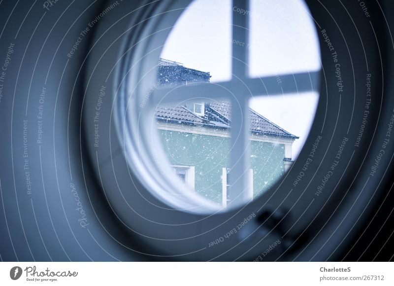 Ljus I. Fenster Türspion beobachten trist Wärme blau grün achtsam ruhig Idylle kalt rund Kreis Griff Viertelkreis Schneefall Haus Verglasung Glas Fensterscheibe