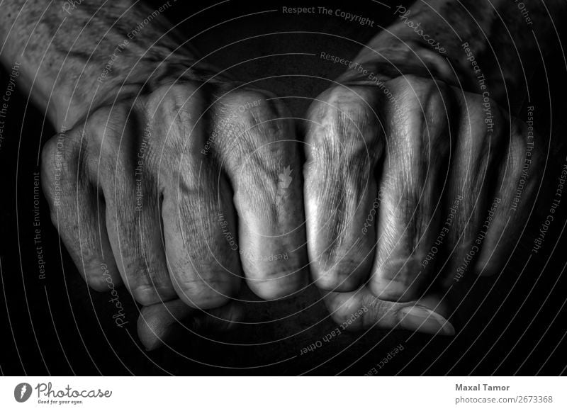 Die Fäuste der Frau schön Körper Haut Mensch Erwachsene Arme Hand Finger alt Aggression natürlich stark schwarz Kraft Aktion angriffslustig Hintergrund Pflege