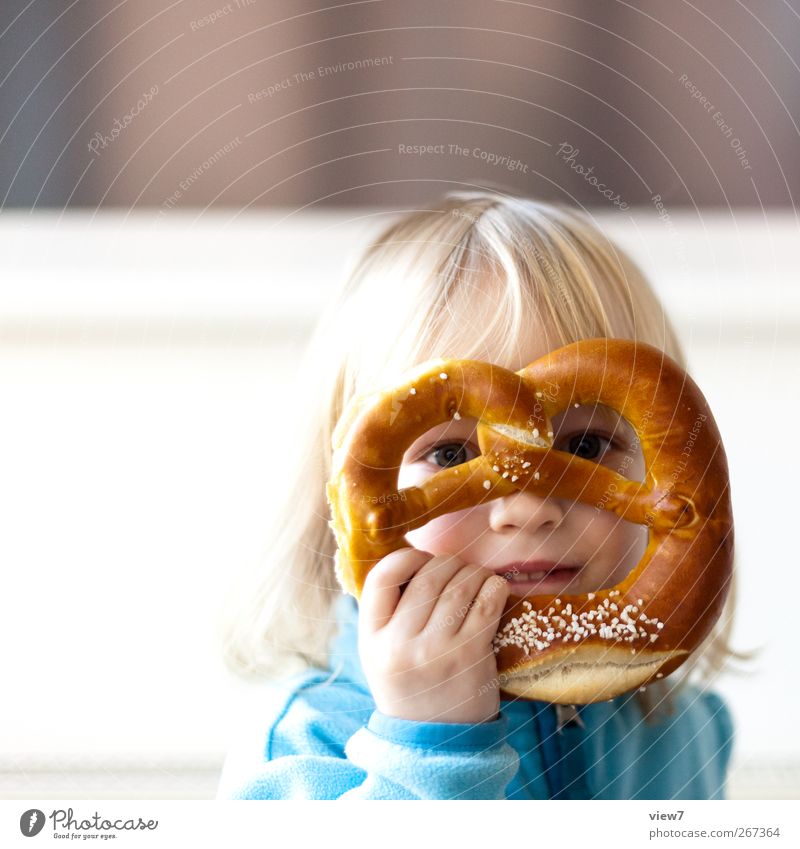 Durchblick Lebensmittel Teigwaren Backwaren Ernährung Essen Mensch feminin Kind Kleinkind Mädchen 1 3-8 Jahre Kindheit gebrauchen beobachten machen Blick Brezel