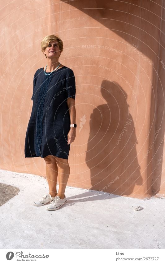 Standpunkt Ferien & Urlaub & Reisen Sonne Mensch feminin Frau Erwachsene Leben 1 45-60 Jahre Altstadt Haus Mauer Wand Fassade Wege & Pfade Kleid Lächeln stehen