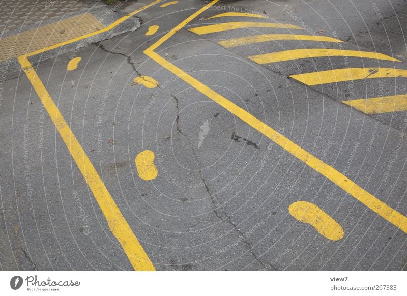 Umleitung Mauer Wand Verkehr Verkehrswege Straße Straßenkreuzung Verkehrszeichen Verkehrsschild Stein Beton Zeichen Schilder & Markierungen Hinweisschild