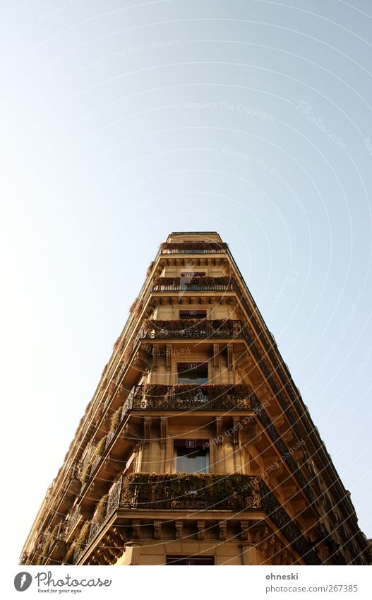 Wohnraum Wolkenloser Himmel Paris Bauwerk Gebäude Architektur Altbau Fassade Balkon Fenster Häusliches Leben Farbfoto Außenaufnahme Menschenleer