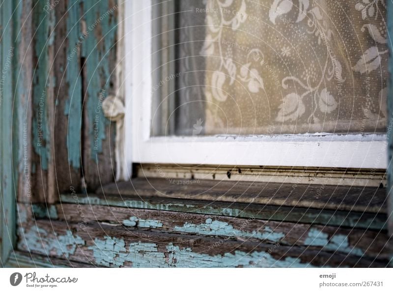 abblättern Mauer Wand Fassade Fenster Fensterscheibe Fensterbrett Fensterrahmen Gardine alt türkis lackiert Romanik Farbfoto Außenaufnahme Nahaufnahme