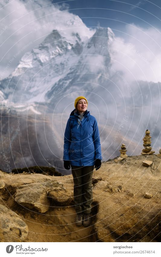 Glücklichsein Ferien & Urlaub & Reisen Tourismus Ausflug Abenteuer Freiheit Berge u. Gebirge wandern Junge Frau Jugendliche 18-30 Jahre Erwachsene Wolken Hügel