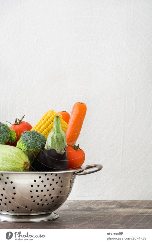 Sieb mit Gemüse auf Holztisch Diät Gesundheit Gesunde Ernährung Lebensmittel Foodfotografie Speise Frucht Tisch Vitamin Salat Paprika Zwiebel Kartoffeln Brot