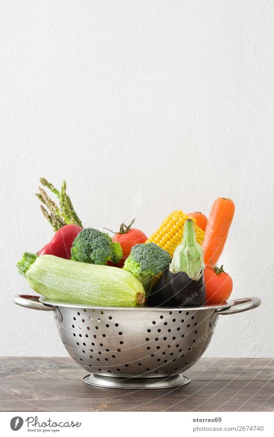 Sieb mit Gemüse Diät Gesundheit Gesunde Ernährung Lebensmittel Speise Foodfotografie Frucht Tisch Holz Vitamin Salat Paprika Zwiebel Kartoffeln Brot Tomate