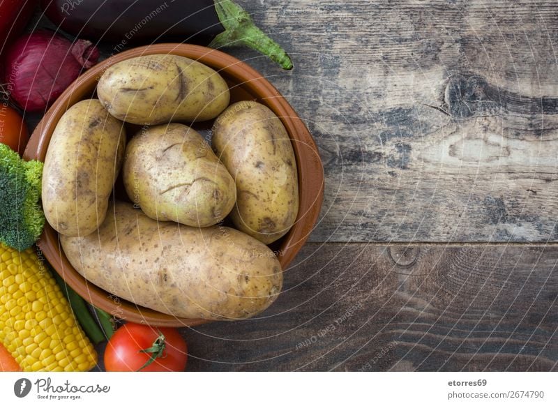 Gemüse und Obst auf Holz Lebensmittel Gesunde Ernährung Foodfotografie Frucht Vegetarische Ernährung Diät Gesundheit mehrfarbig gelb grün rot Zucchini Tomate