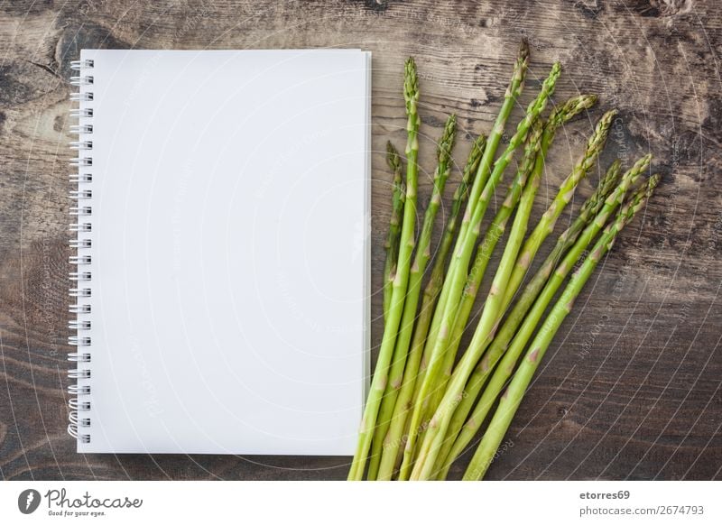 Roher grüner Spargel und Notizbuch Gemüse roh Vegetarische Ernährung Landwirtschaft Antioxidans Haufen Essen zubereiten kochen & garen Diät Feldfrüchte