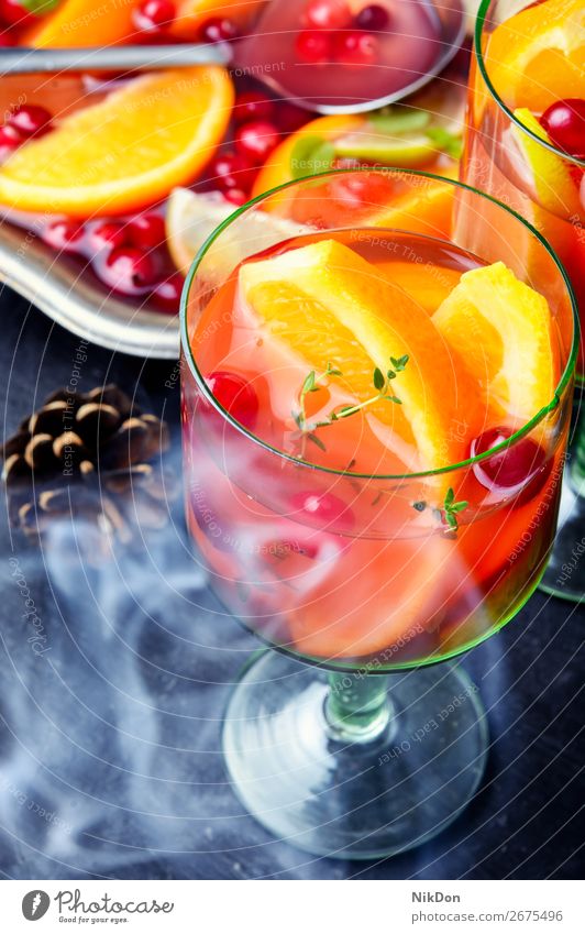 Dampf-Sangria mit Früchten Weihnachten Glühwein Alkohol Bowle trinken Weinglas orange Glas Rauch Verdunstung Frucht Preiselbeeren Getränk Saft Cocktail frisch