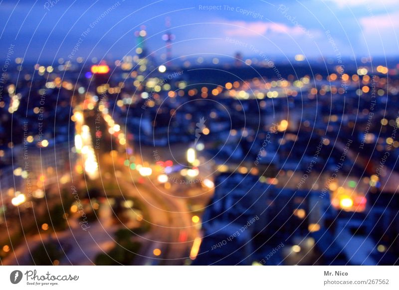 Big City Lights Nachtleben Stadt Stadtzentrum Hochhaus Platz Verkehr Berufsverkehr Straßenverkehr Straßenkreuzung Leben Stress Umwelt downtown Licht Europa