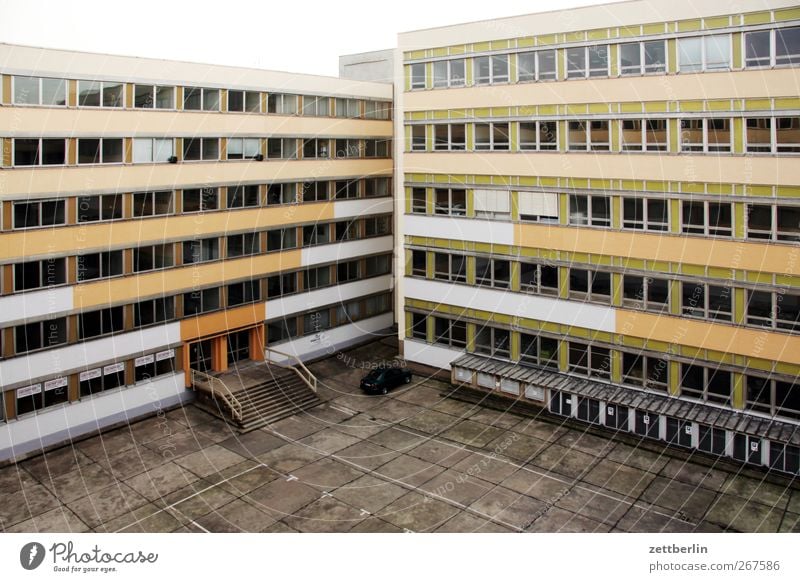 Alter Neubau Stadt Hauptstadt Stadtzentrum Haus Bankgebäude Industrieanlage Bauwerk Gebäude Mauer Wand Fassade Fenster Traurigkeit Sehnsucht Heimweh Fernweh