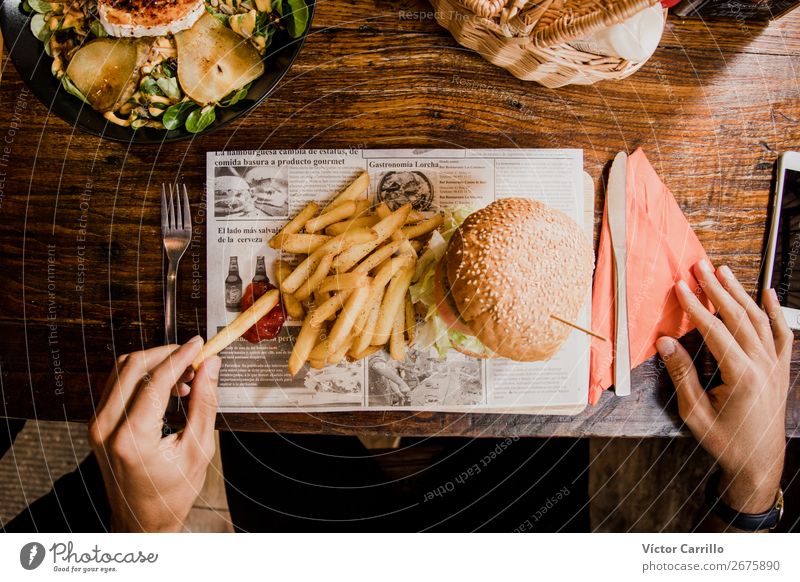 Eine vegane leckere Mahlzeit Gemüse Salat Salatbeilage Brot Ernährung Essen Mittagessen Abendessen Vegetarische Ernährung Fastfood Lifestyle maskulin Hand