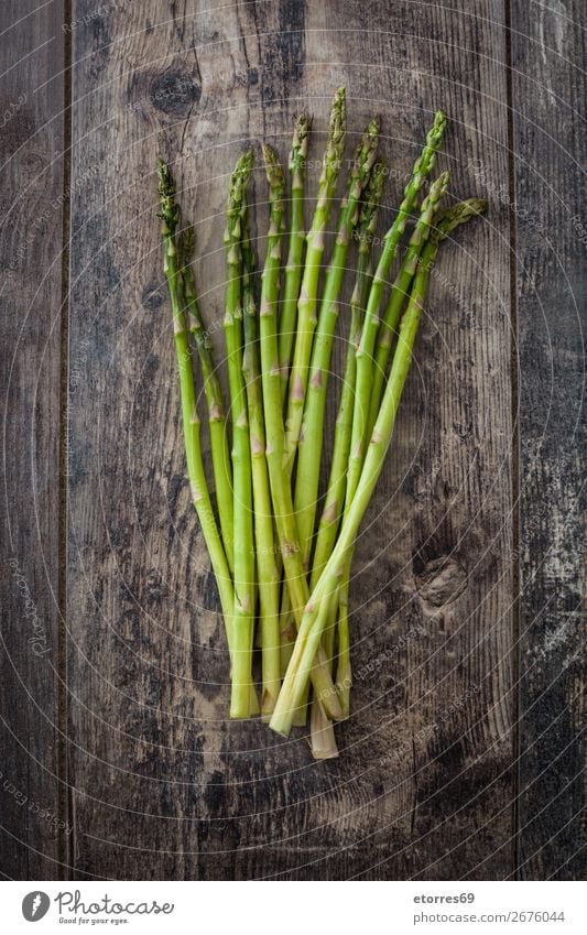 Roher grüner Spargel auf Holz Gemüse roh Vegetarische Ernährung Landwirtschaft Antioxidans Haufen Essen zubereiten kochen & garen Diät Feldfrüchte Abendessen