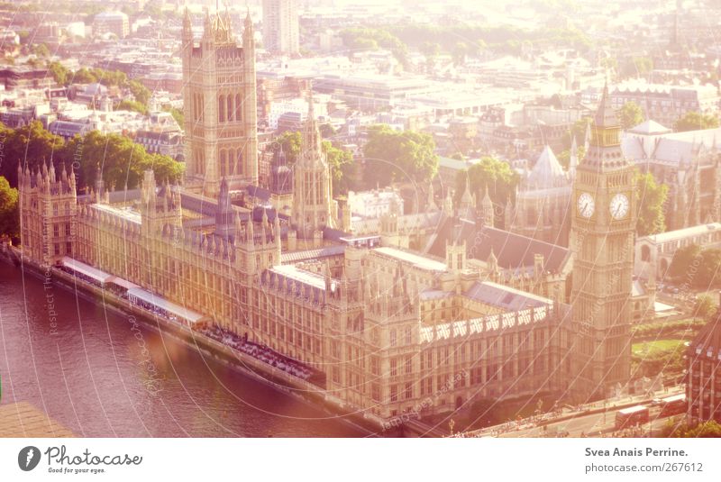 big ben und haus nr.3 Sommer Stadt Hauptstadt Haus Big Ben London Sehenswürdigkeit Wahrzeichen Freundlichkeit hell Farbfoto Gedeckte Farben Außenaufnahme Licht