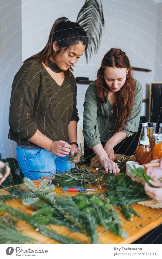 zwei Frauen bereiten Weihnachtsschmuck vor Business Unternehmer Blumen Pflanzen Kleinunternehmen arbeiten Ordnung Ast Kaukasier Weihnachten Klient Schneiden