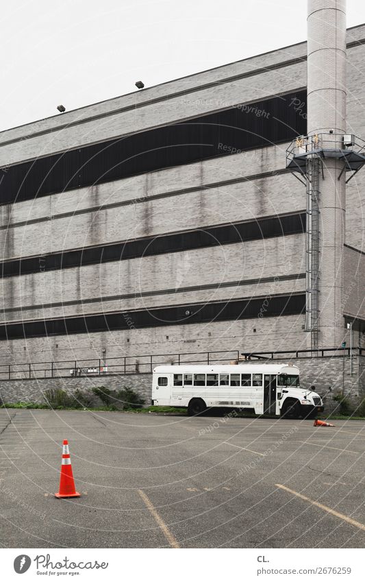 bushaltestelle Schulgebäude New York City USA Stadt Stadtrand Menschenleer Haus Platz Gebäude Architektur Mauer Wand Verkehr Verkehrsmittel Busfahren