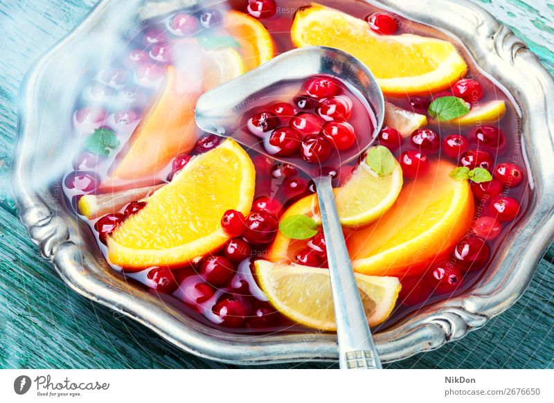 Cocktail mit Früchten und Beeren Party Rum rot Bowle trinken Frucht Getränk Saft süß Sangria Alkohol orange Wein Zitrusfrüchte Zitrone Nahaufnahme Weihnachten