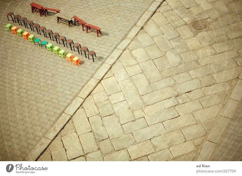 geordnet I Stadt Menschenleer Platz Marktplatz Spielplatz Stuhl Bank mehrfarbig Wege & Pfade Wegkreuzung Ordnung Symmetrie Farbfoto Textfreiraum rechts