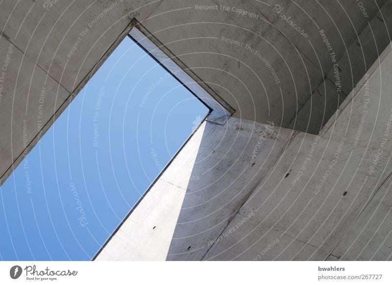 Blick nach oben Wolkenloser Himmel Haus Bauwerk Gebäude Architektur Mauer Wand Fassade blau grau Betonwand Dach Farbfoto Außenaufnahme abstrakt Menschenleer