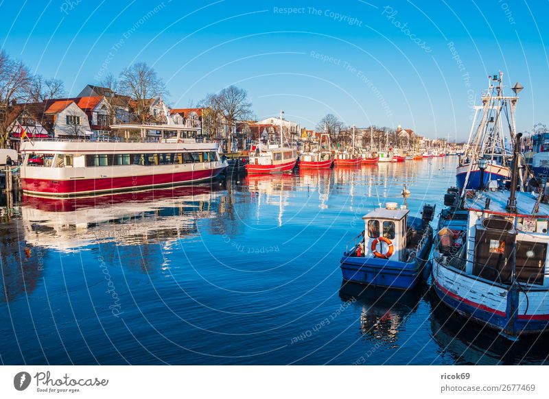 Fischerboote am Alten Strom in Warnemünde Erholung Ferien & Urlaub & Reisen Tourismus Meer Winter Natur Landschaft Wasser Wolkenloser Himmel Küste Architektur