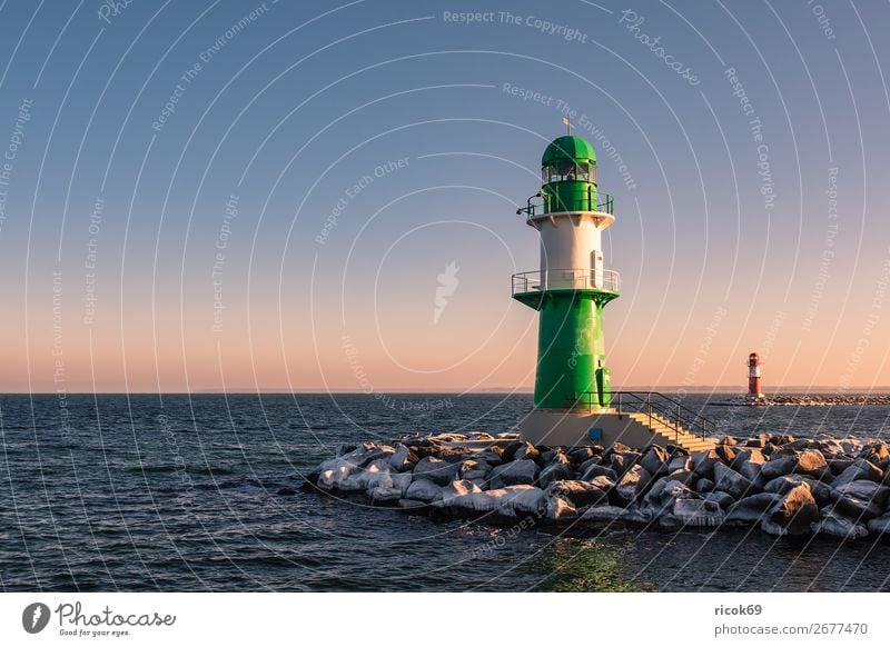 Die Mole in Warnemünde im Winter Erholung Ferien & Urlaub & Reisen Tourismus Meer Natur Landschaft Wasser Wolken Küste Ostsee Turm Leuchtturm Architektur