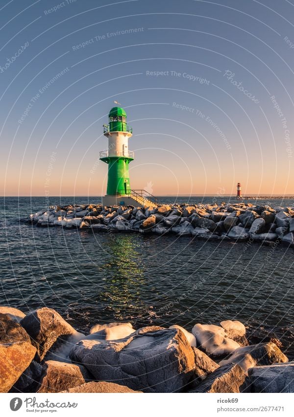 Die Mole in Warnemünde im Winter Erholung Ferien & Urlaub & Reisen Tourismus Meer Natur Landschaft Wasser Wolken Küste Ostsee Turm Leuchtturm Architektur