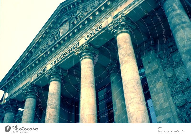 DemDeutschenVolke Aufschrift Architektur Deutscher Bundestag Säule Vergangenheit Deutschland Berlin